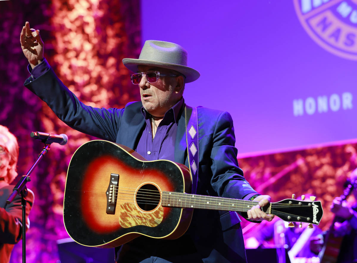 Elvis Costello a annoncé une tournée au Royaume-Uni l'été prochain