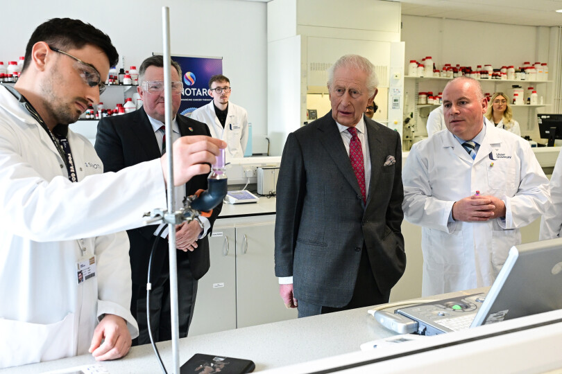Charles III lors visite le Centre de recherche sur le cancer de l'université d'Ulster, le 20 mars 2025, à Belfast. Les scientifiques lui expliquent comment les nouvelles technologies passent de la phase de recherche à celle des applications pratiques.