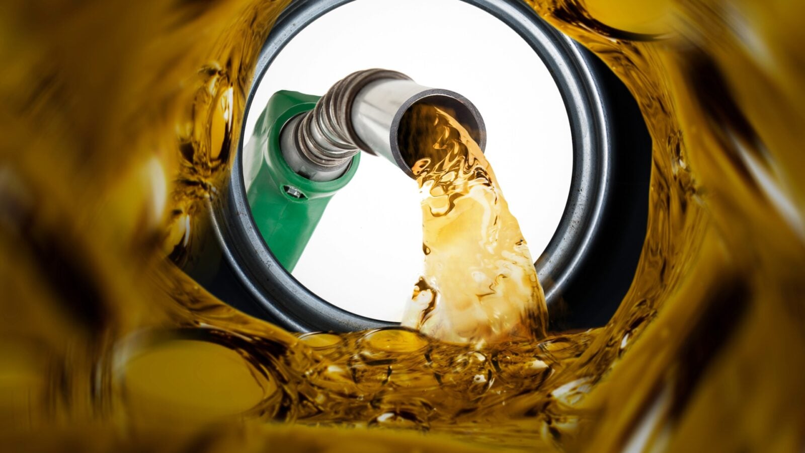 Ajouter de l’eau dans un moteur diesel pour consommer moins ? Voici ce qu’en dit vraiment la science