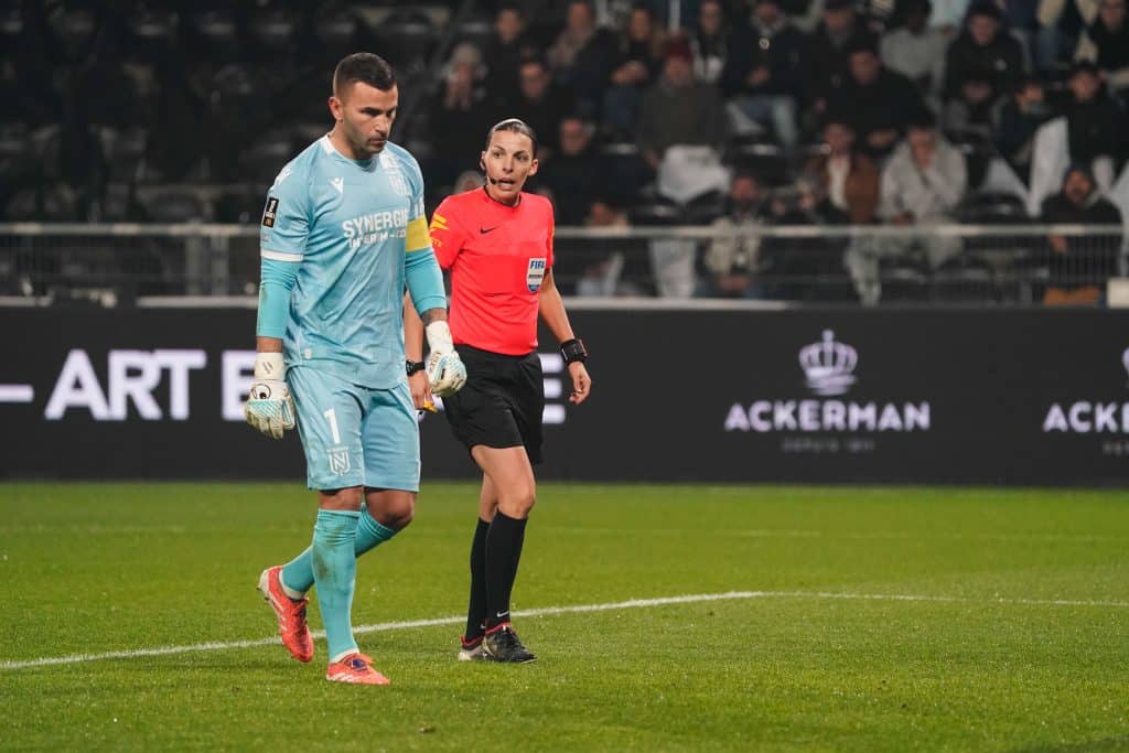 Anthony Lopes avec le brassard de capitaine lors du match à Angers.