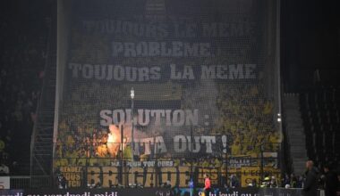 Les supporters du FC Nantes manifestant contre Waldemar Kita lors du match à Angers.