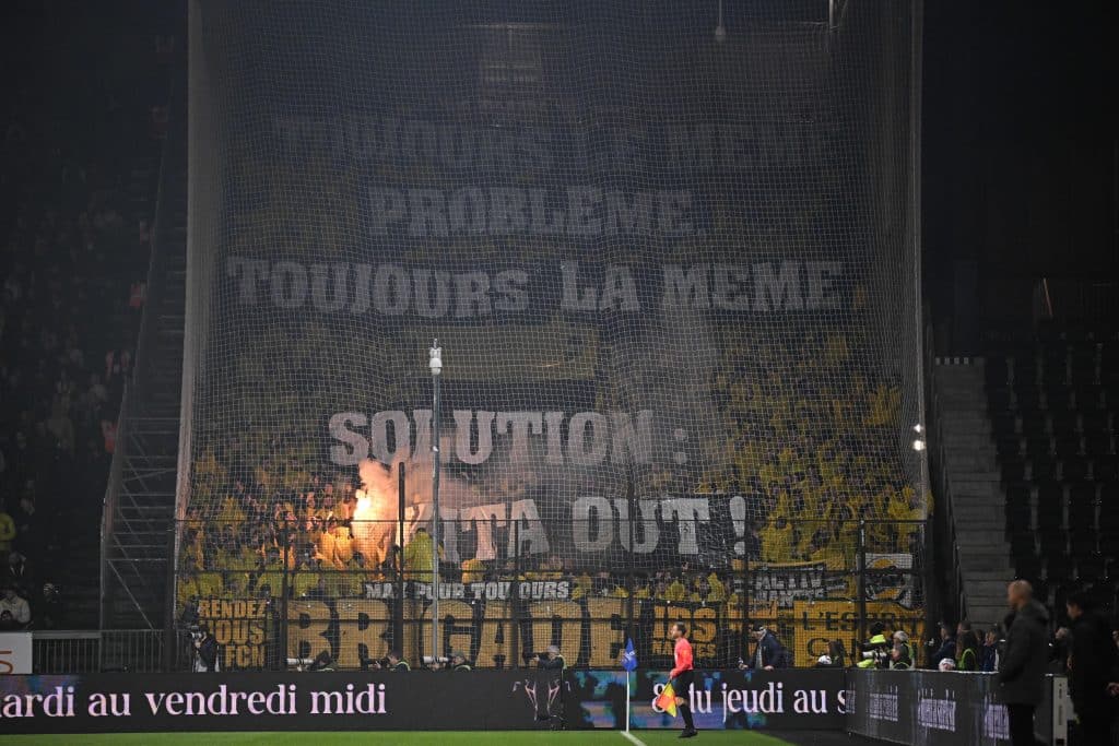 Les supporters du FC Nantes manifestant contre Waldemar Kita lors du match à Angers.