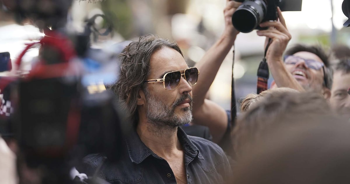 nouvelles inculpations de viol et d’agression sexuelle contre le comédien Russell Brand