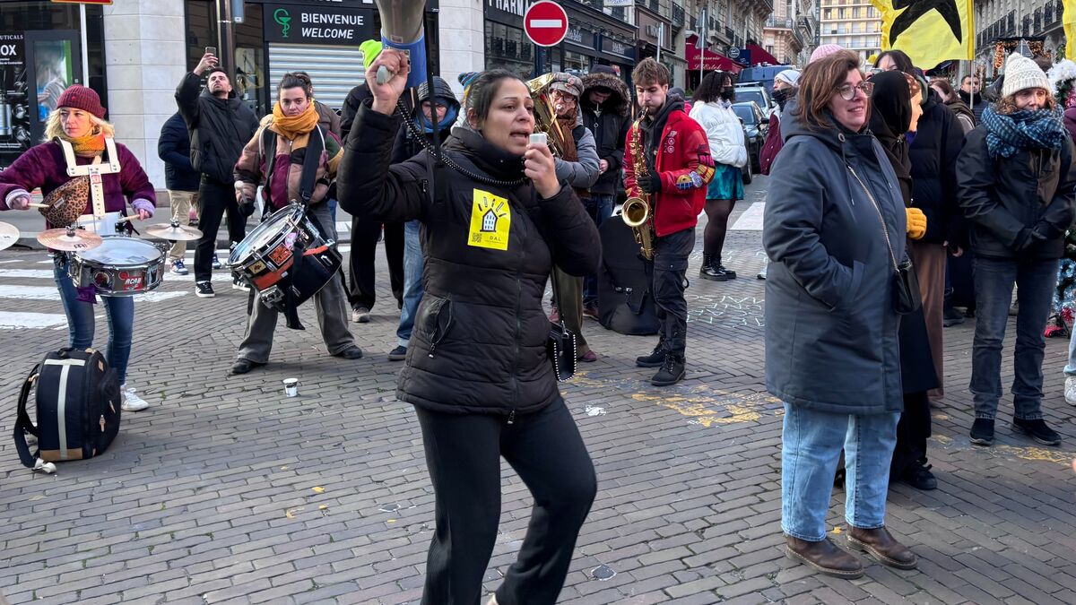 « Vivre dehors est une condamnation à mort » : à Paris, les associations exigent la réquisition des logements vides