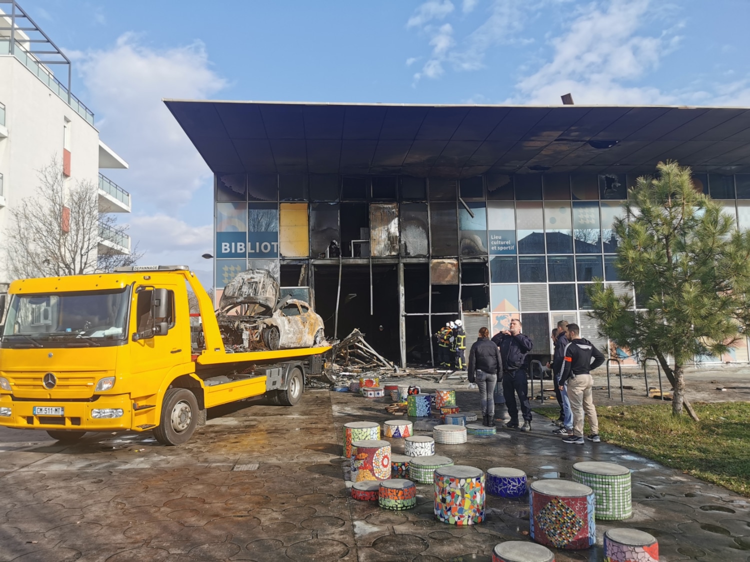 Dans la nuit du 18 au 19 février 2025, un incendie volontaire avait ravagé l’essentiel de la bibliothèque Chantal-Mauduit, inaugurée seulement quelques mois plus tôt. © Place Gre'net
