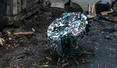 Une antenne Starlink recouverte d’un filet de camouflage sur le site d’une unité des forces armées ukrainiennes dans la région de Donetsk, en Ukraine, en décembre 2022.