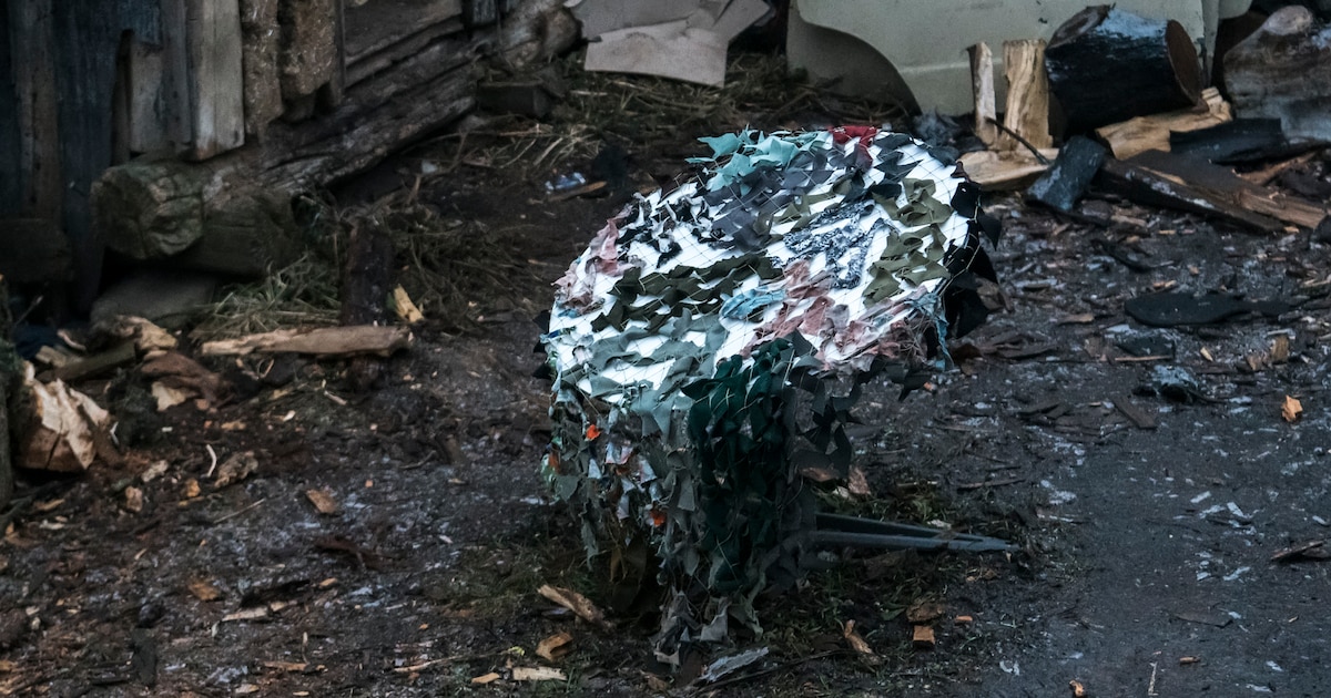 Une antenne Starlink recouverte d’un filet de camouflage sur le site d’une unité des forces armées ukrainiennes dans la région de Donetsk, en Ukraine, en décembre 2022.