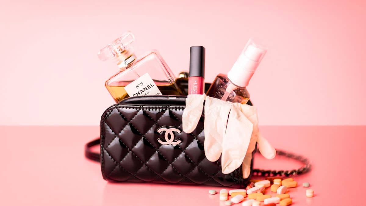 Jacob Elordi confirme sa passion pour Chanel avec des baskets blanches remarquées à la Gare du Nord