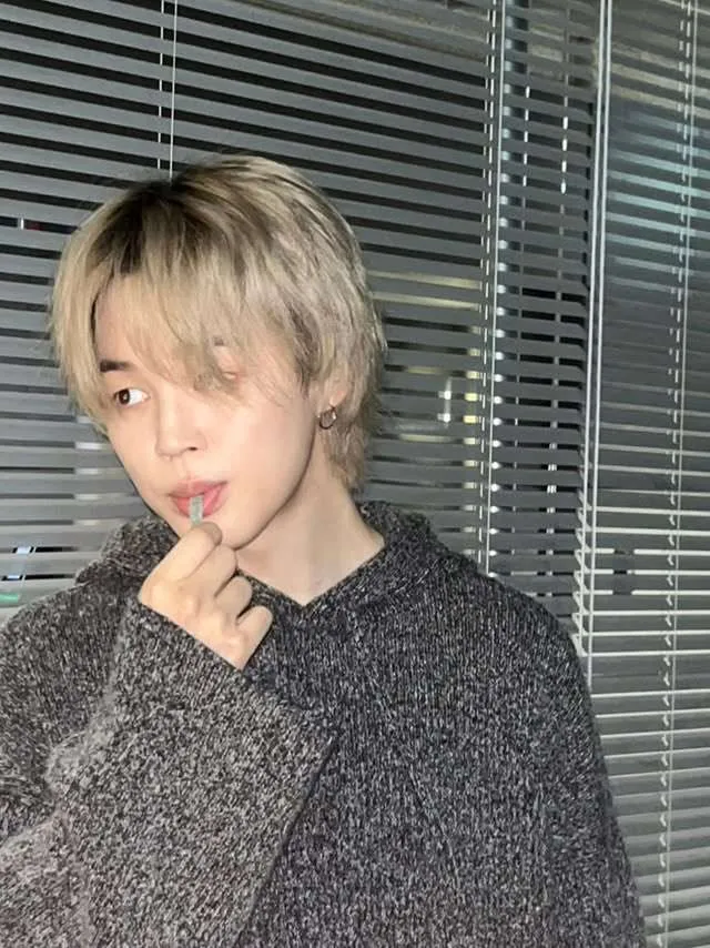Des photos de Jimin quittant HYBE à vélo tard inquiètent les fans et provoquent des réactions en ligne