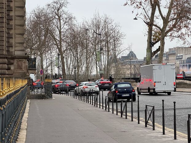 Quai François-Mitterrand (Ier), ce 12 décembre 2025. Le nouveau mobilier urbain empêche tout véhicule de monter sur le trottoir qui longe le musée du Louvre. LP/Paul Abran