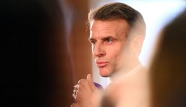 Le président Emmanuel Macron s'exprime lors d'une réunion, le 28 novembre 2025 à Mirecourt (Vosges)