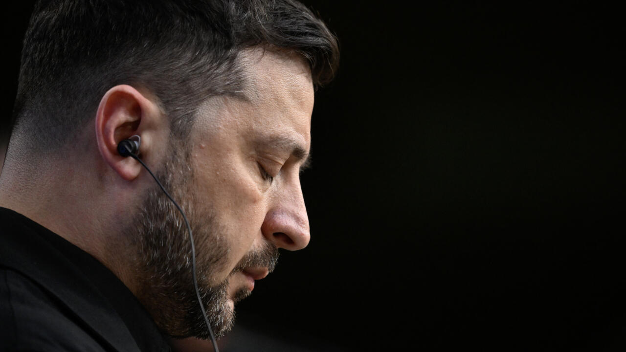 Ukraine: Volodymyr Zelensky, un président sous pression pour conclure la paix - Européen de la semaine