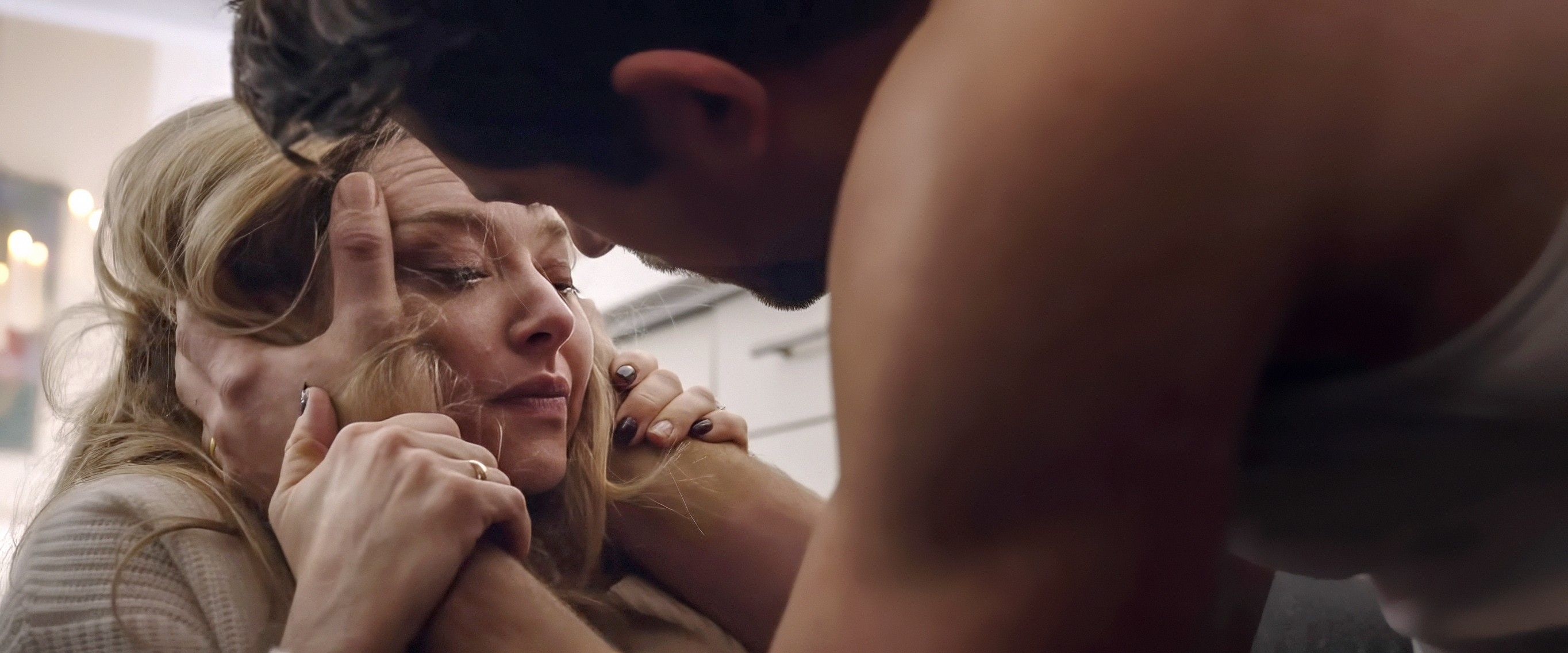 Amanda Seyfried et Brandon Sklenar dans La femme de mnage  de Paul Feig