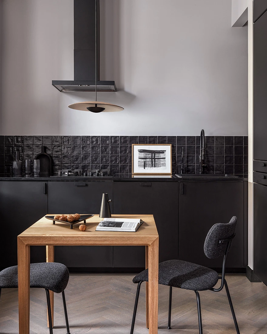 cuisine ouverte deux-pièces 49m2 décoration contemporaine noire et kaki