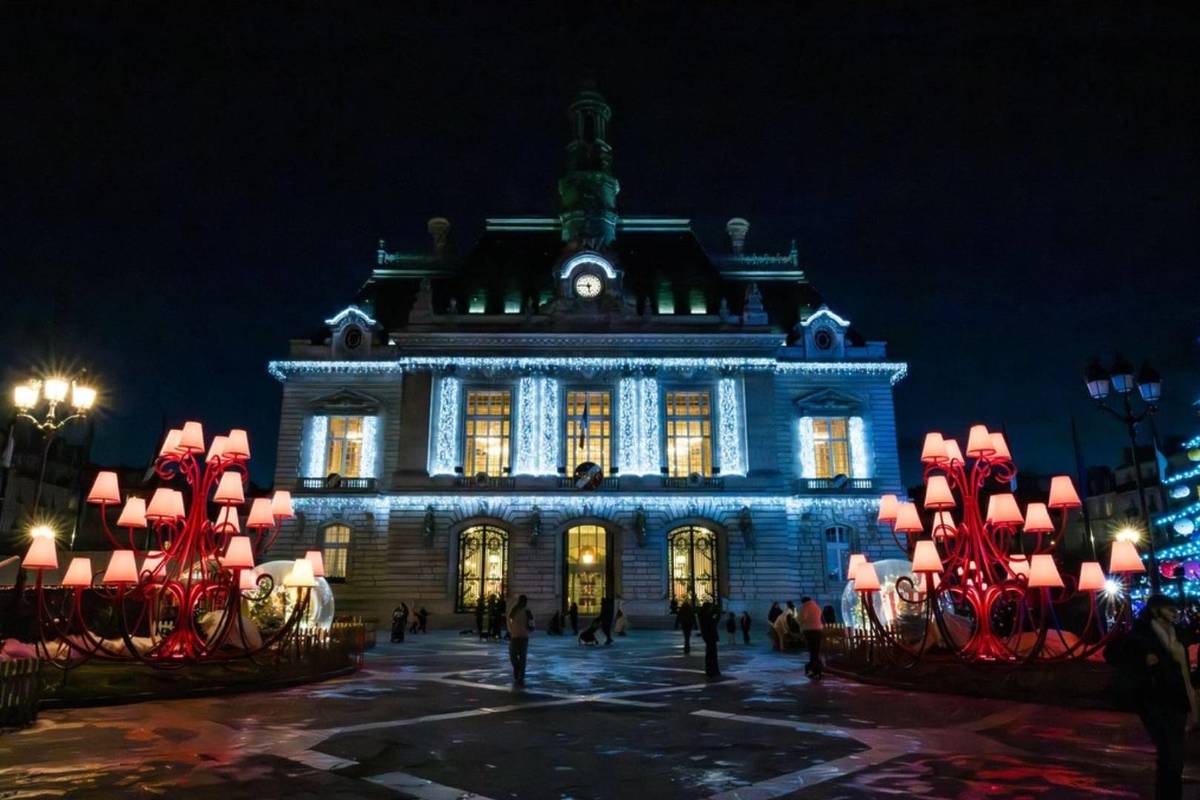 Cette petite commune d’Île-de-France à deux pas de Paris se métamorphose en un village de Noël féérique pendant un mois ! Avec un marché traditionnel, une fête foraine géante et des spectacles lumineux gratuits tous les soirs… et personne n’en parle !