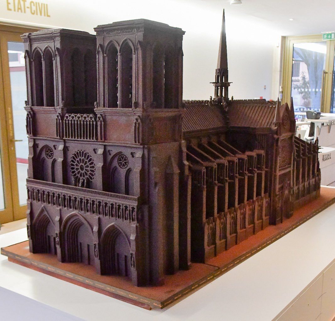 La cathédrale Notre-Dame de Paris se dévore des yeux à Fontainebleau