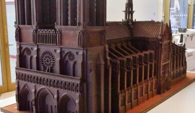 La cathédrale Notre-Dame de Paris se dévore des yeux à Fontainebleau