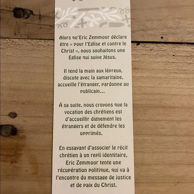 photo le marque-page glissé dans les livres d’éric zemmour, la messe n’est pas dite.  ©  ouest-france