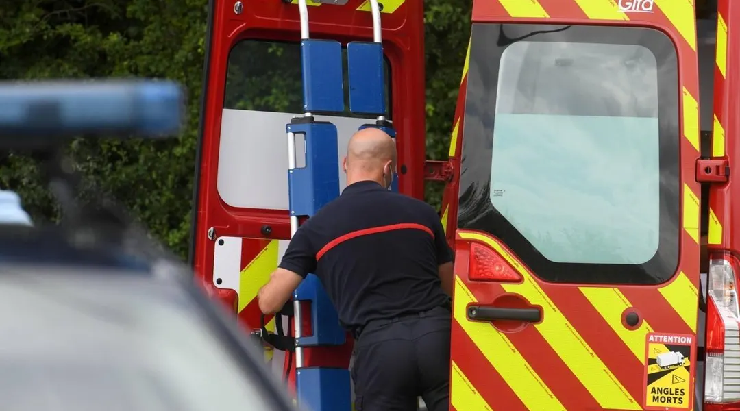 Une voiture sort de la route entre Nantes et Angers puis percute un arbre : un blessé grave