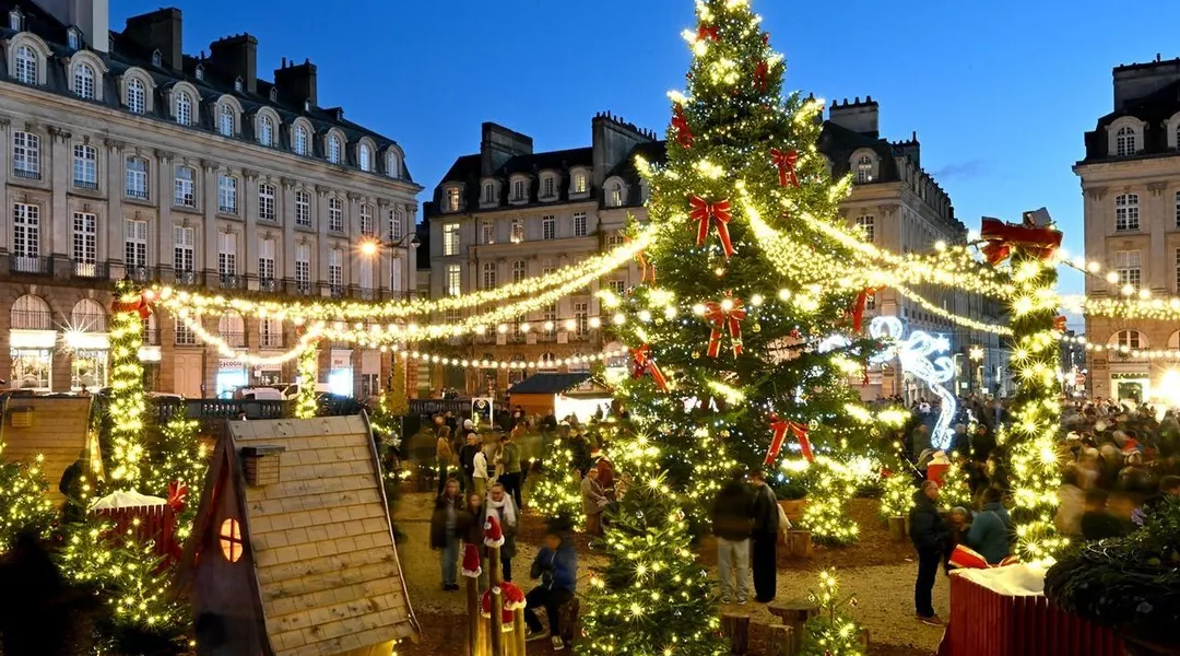 EN IMAGES. Sapin de Noël, chalets… le centre-ville de Rennes brille de mille feux pour les fêtes