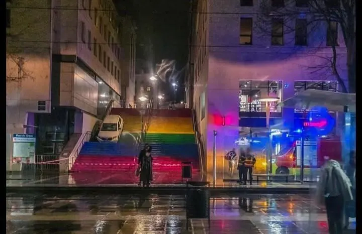 Accident insolite à Nantes : une voiture termine sa course en plein milieu d’un escalier