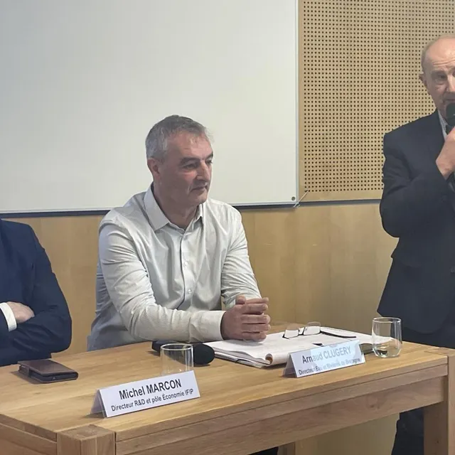 Michel Bloc'h, président de l'Union des groupements de producteurs de viande (au micro), a remercié le directeur d'Eau et Rivières de Bretagne (au centre) d'être venu dialoguer avec les éleveurs. OUEST-FRANCE photo michel bloc'h, président de l'union des groupements de producteurs de viande (au micro), a remercié le directeur d'eau et rivières de bretagne (au centre) d'être venu dialoguer avec les éleveurs. © ouest-france