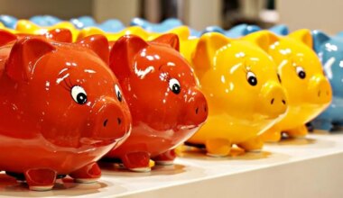 Elle achète une tirelire cochon « hideuse » dans une brocante… et découvre des liasses de