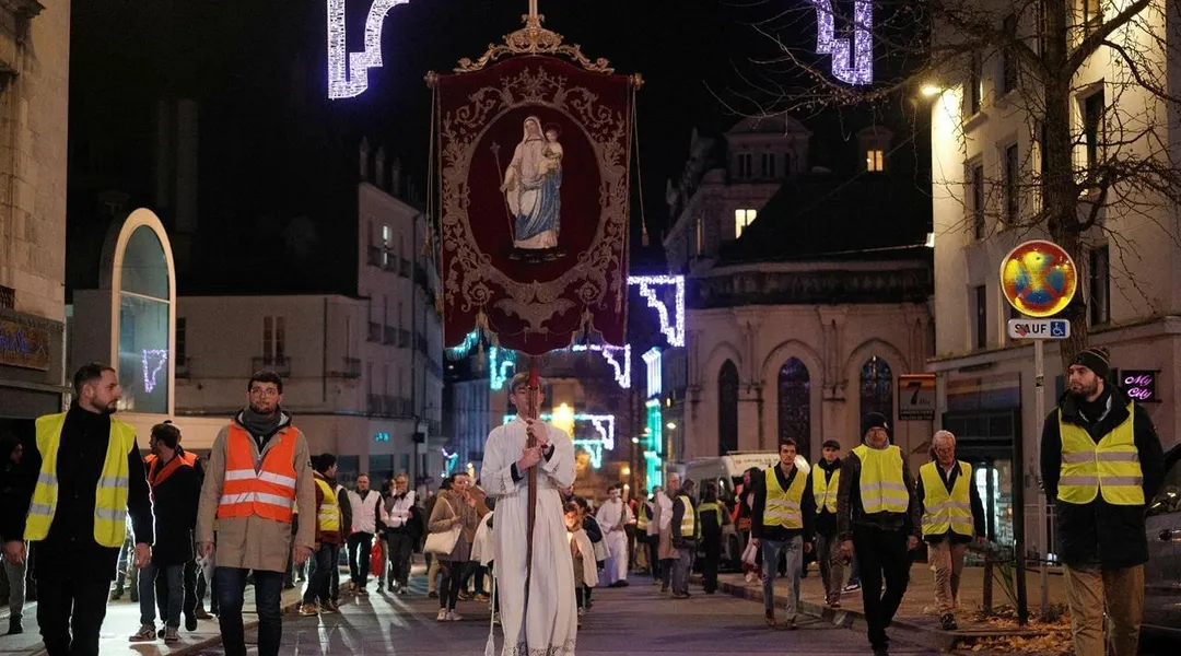 Des centaines de catholiques célèbrent l’Immaculée conception à Nantes