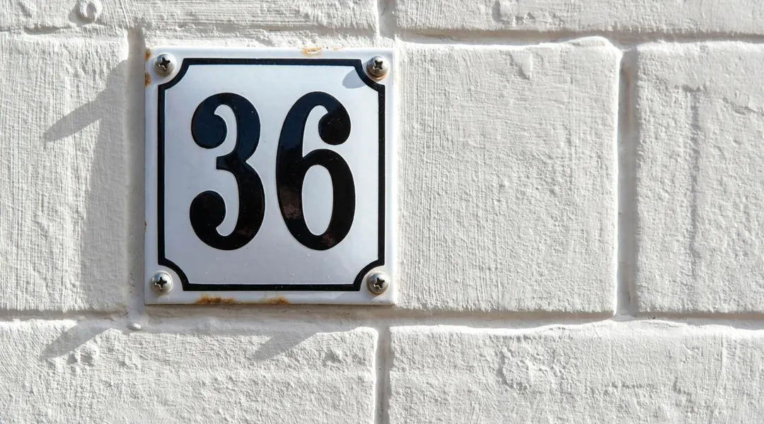 Pourquoi certains habitants de ce village vont devoir changer d’adresse