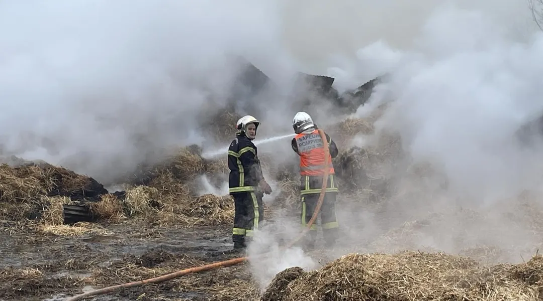 Feu de hangar au nord de Rennes : 200 tonnes de paille partent en fumée