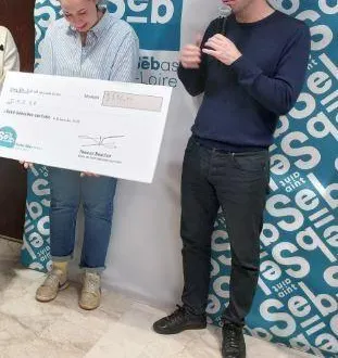 photo  delphine cossard, la présidente de l’association irise, avec son chèque..  ©  photo po 