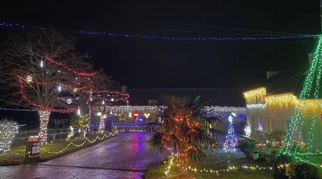VIDÉO. Cette ferme s’illumine de 39 000 petites ampoules pour Noël : un lieu magique caché
