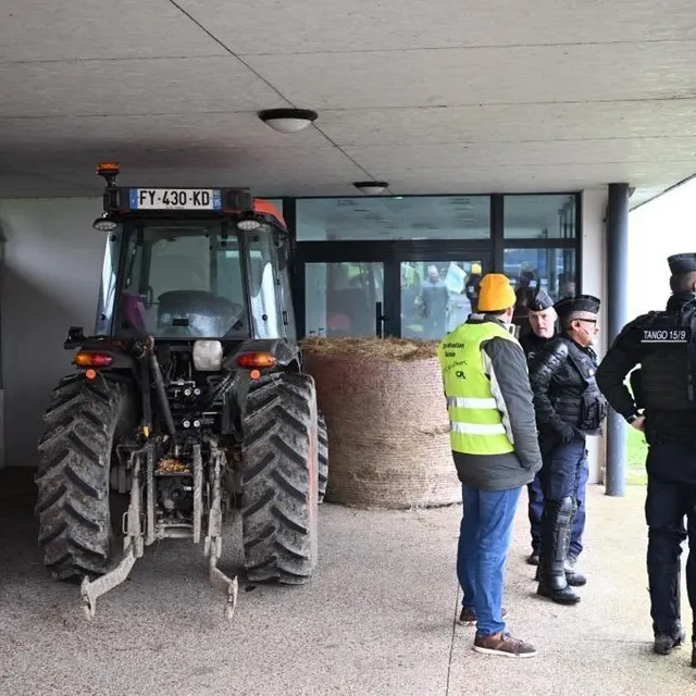 Les agriculteurs ont interdit l’accès la salle aux participants de la réunion à Châteaubourg, le 11 décembre 2025. Thomas Brégardis / Ouest-France photo les agriculteurs ont interdit l’accès la salle aux participants de la réunion à châteaubourg, le 11 décembre 2025. © thomas brégardis / ouest-france