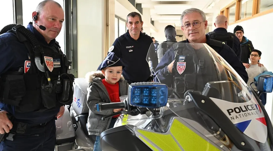 Des policiers offrent des cadeaux aux enfants malades du CHU de Nantes
