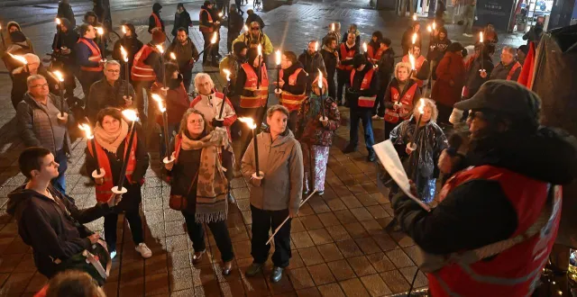 photo  une marche aux flambeaux était organisée ce jeudi 11 décembre par la cgt pour dénoncer les « budgets d’austérité ».  ©  jérôme fouquet/ouest-france 