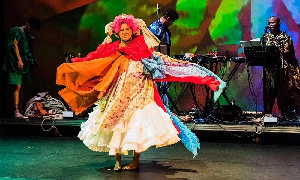 Robyn Orlin au TNB à Rennes : un ballet ardent, une plongée dans les cicatrices de l’Afrique du