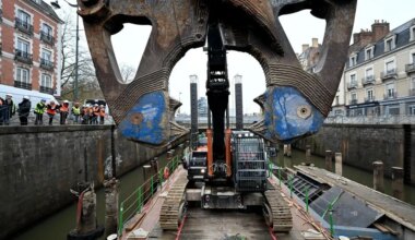 Cisaille en action, jury en visite et pieux en attente : des nouvelles de la destruction du parking
