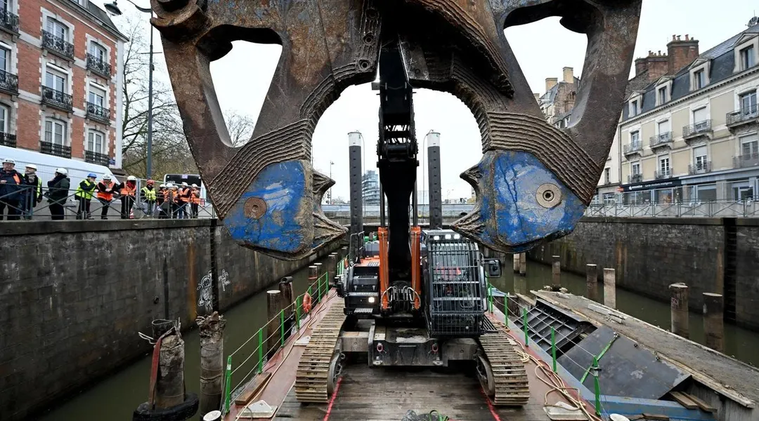 Cisaille en action, jury en visite et pieux en attente : des nouvelles de la destruction du parking