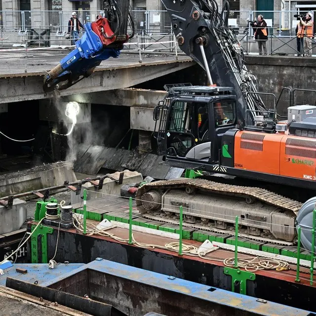 photo la pelle de 50 tonnes est installée sur un ponton flottant sur la vilaine dans le centre-ville de rennes (ille-et-vilaine).  ©  marc ollivier/ouest-france