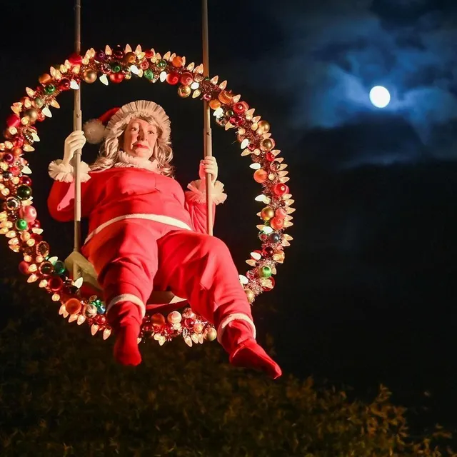 Le Voyage en hiver à Nantes est l’occasion de découvrir l’œuvre de Virginie Barré, la Petite Maman Noël, dans le quartier du Bouffay. Franck Dubray / Ouest-France photo le voyage en hiver à nantes est l’occasion de découvrir l’œuvre de virginie barré, la petite maman noël, dans le quartier du bouffay. © franck dubray / ouest-france