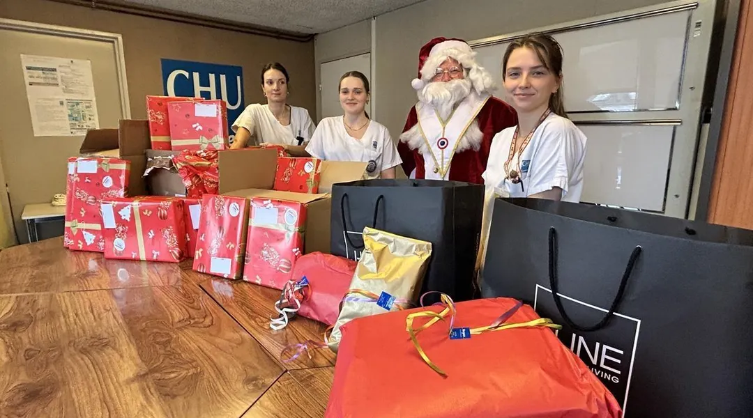 Le Père Noël de la Grande loge traditionnelle de France gâte les enfants hospitalisés au CHU de