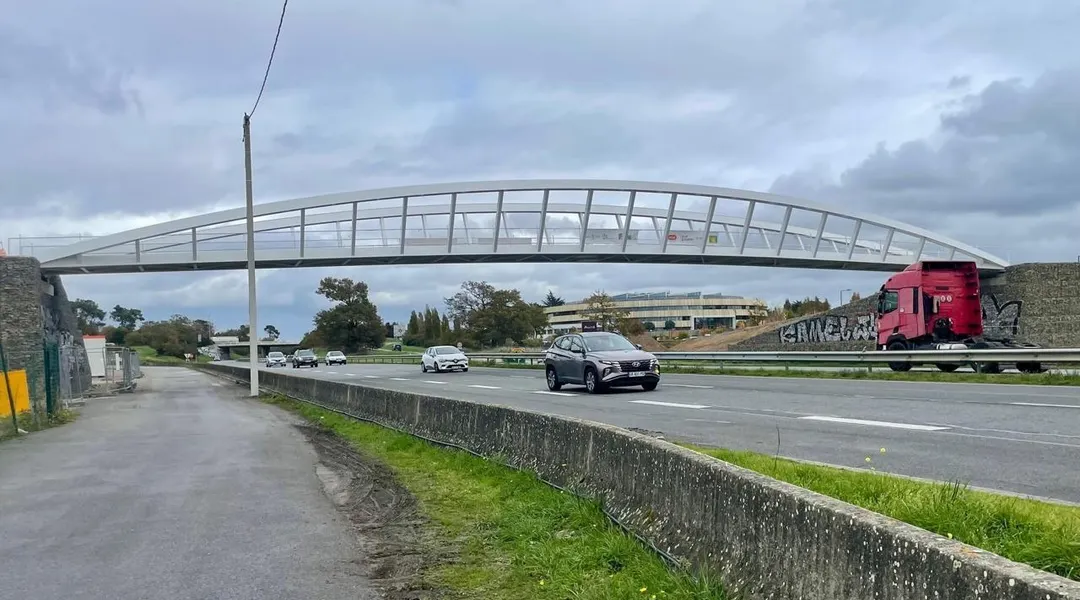Près de Rennes, la passerelle pour rejoindre le campus Ker Lann ouvre aux piétons et cyclistes