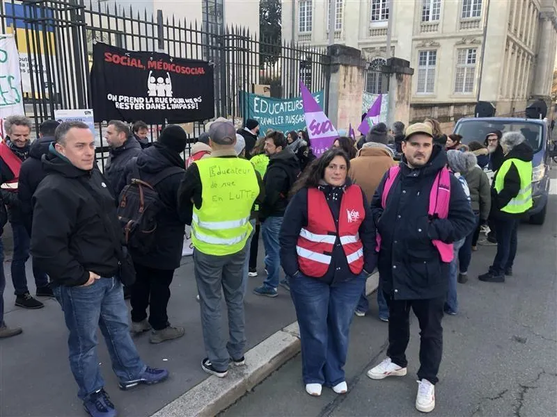 Une soixantaine d’éducateurs de rue manifestent devant le conseil départemental à Nantes