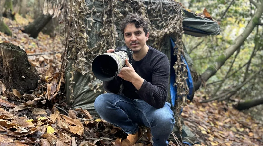 Pendant deux ans, il a photographié une famille d’écureuils dans son jardin pour en faire un