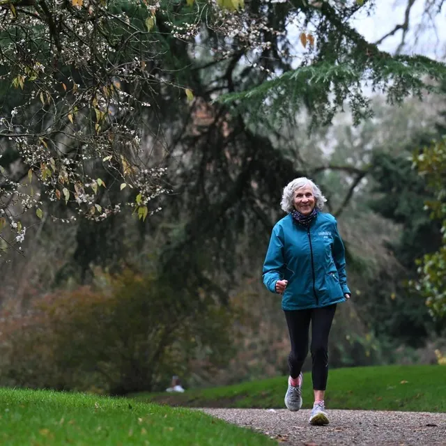 photo habituée à courir dans le parc du thabor à rennes (ille-et-vilaine), anne-marie girard, du haut de ses 84 ans, a fait l’objet d’un documentaire retraçant sa préparation pour le marathon de new-york, le 2 novembre 2025.  ©  thomas brégardis / ouest-france