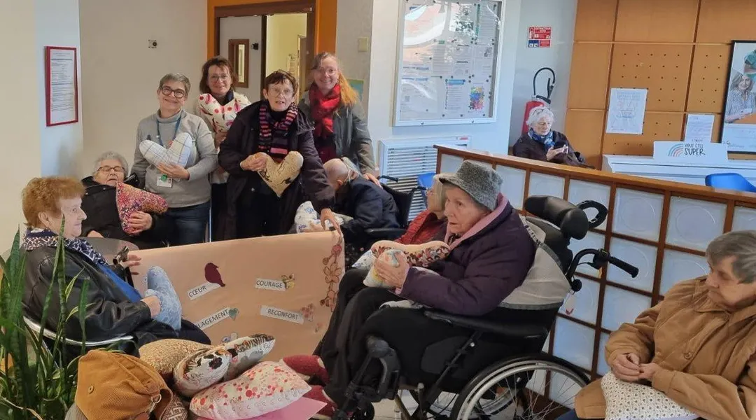 Romillé. Des coussins faits main pour les patients d’Eugène-Marquis
