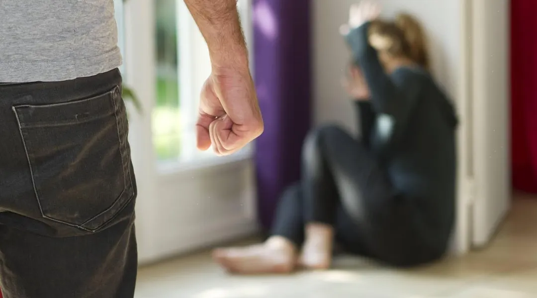 Jugé une cinquième fois pour des violences conjugales, il est condamné à 21 mois de prison