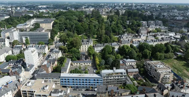photo  deux mineurs sont soupçonnés d’avoir volé le téléphone de collégiens et lycéens, sous la menace d’un couteau, à rennes, et notamment dans le parc du thabor.  ©  david ademas / ouest-france 