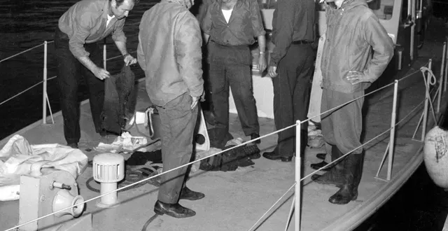 photo  une vedette de la douane ramène des débris de la caravelle qui s’est abîmée en mer à quelques kilomètres du cap d'antibes, le 11 septembre 1968. photo d’archives.  ©  p. louis / archives afp 
