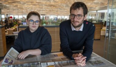 Deux jeunes lecteurs se fondent parmi les journalistes de Ouest-France